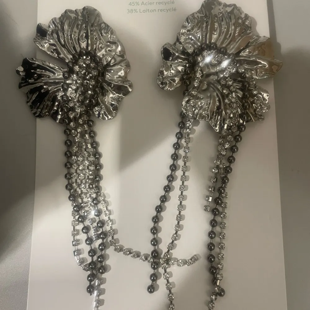 H&M LONG FLOWER-SHAPED EARRINGS - Image 7
