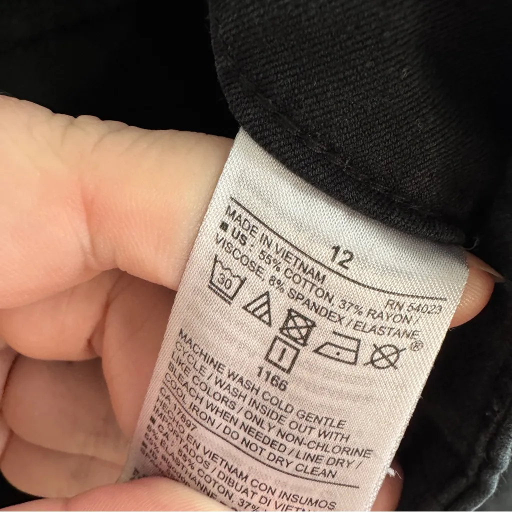 Old Navy  black high rise Pixie never fade pants size 12 - Image 5