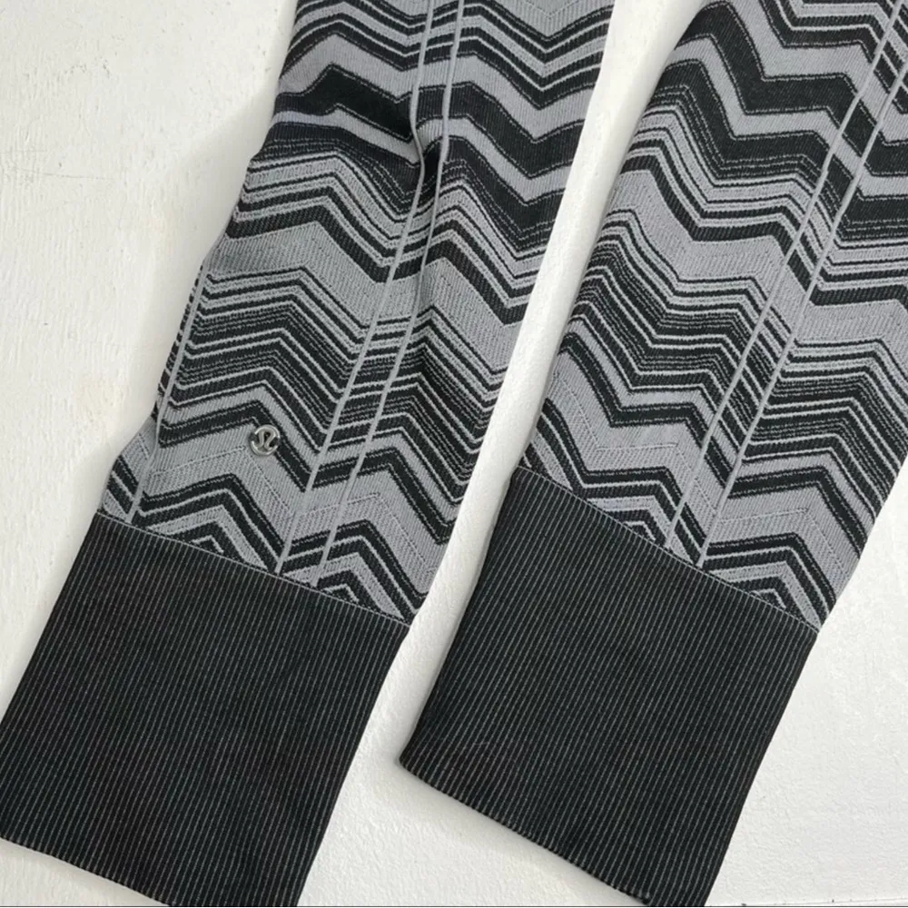 Lululemon seamless ebb to street leggings gray black chevron sz 6 running tights - Image 6