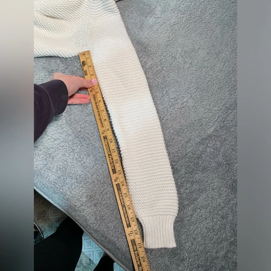 Evereve white small button up Sweater - Image 10