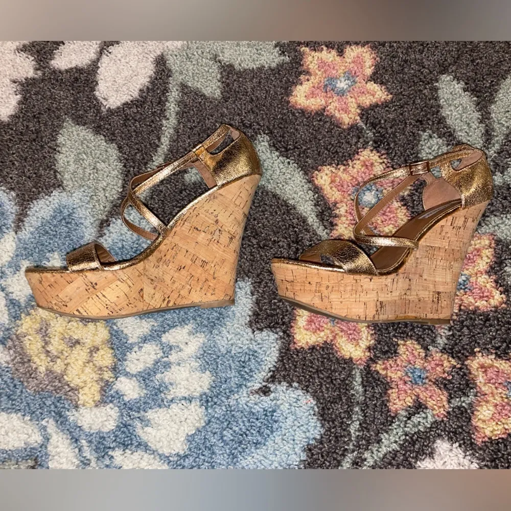 STEVE MADDEN rose gold wedge heels size 7.5 - Image 4