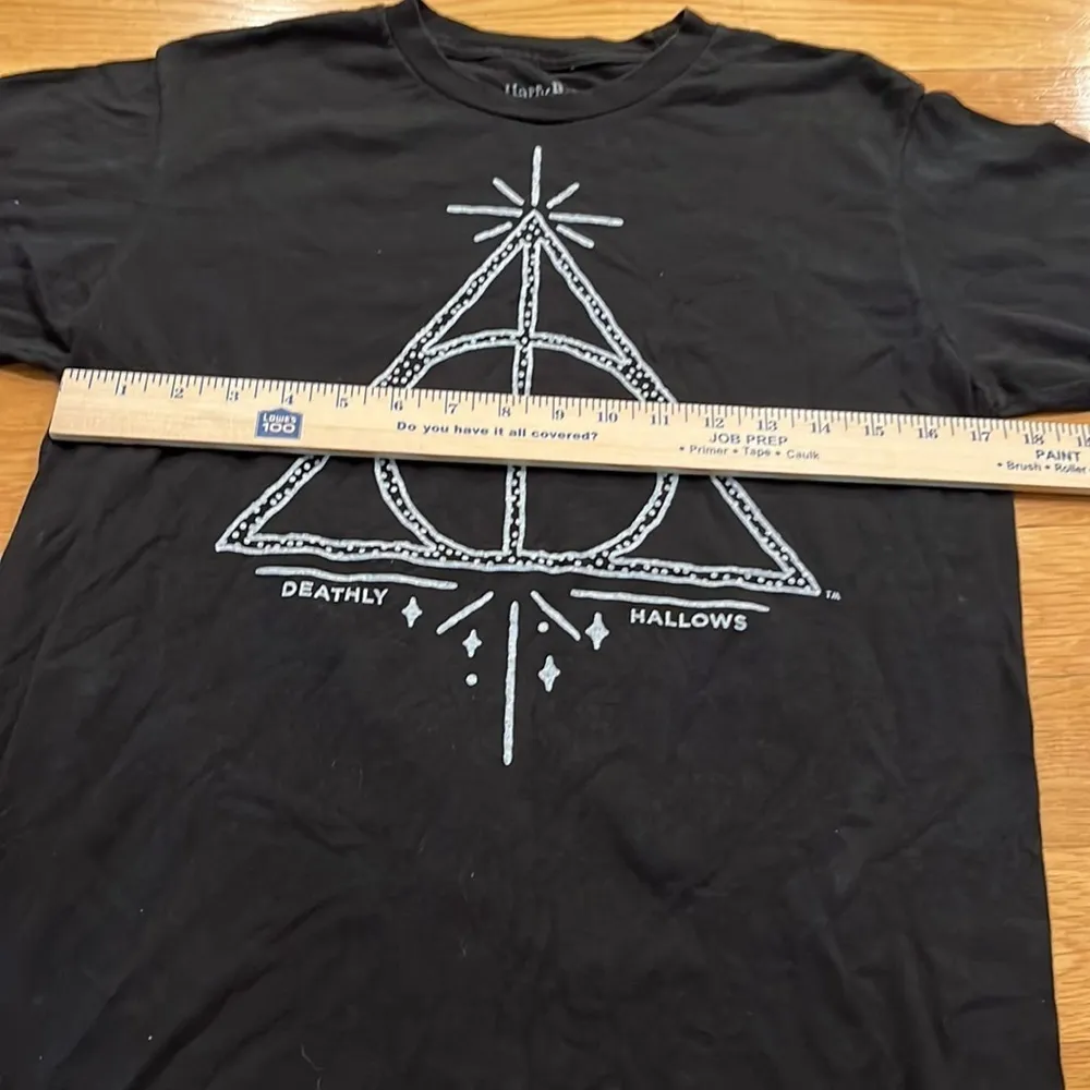 HARRY Potter Deathly Hallows short sleeve shirt size medium. - Image 4