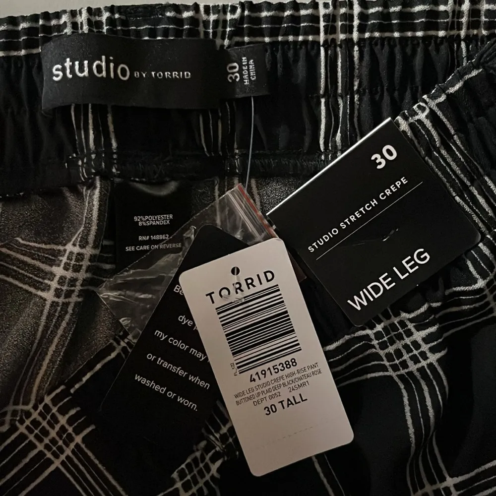 Studio by Torrid NWT 30 Tall Black & White Plaid High Rise Wide Leg Crepe Pants - Image 3