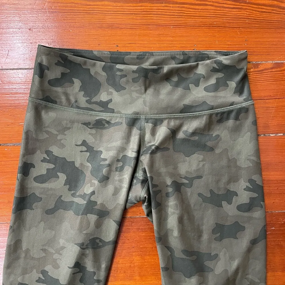 LuluLemon Wunder Under Low-Rise 7.5'' Cropped 21'' Camo Workout Leggings Sz 8 - Image 11