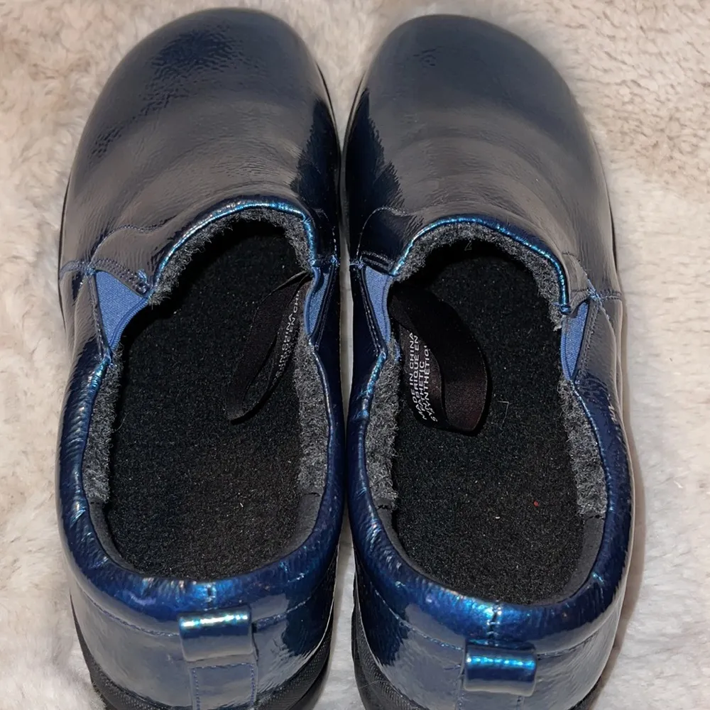 NWOT Wanderlust Blue Iridescent Athletic Clogs 8 - Image 10