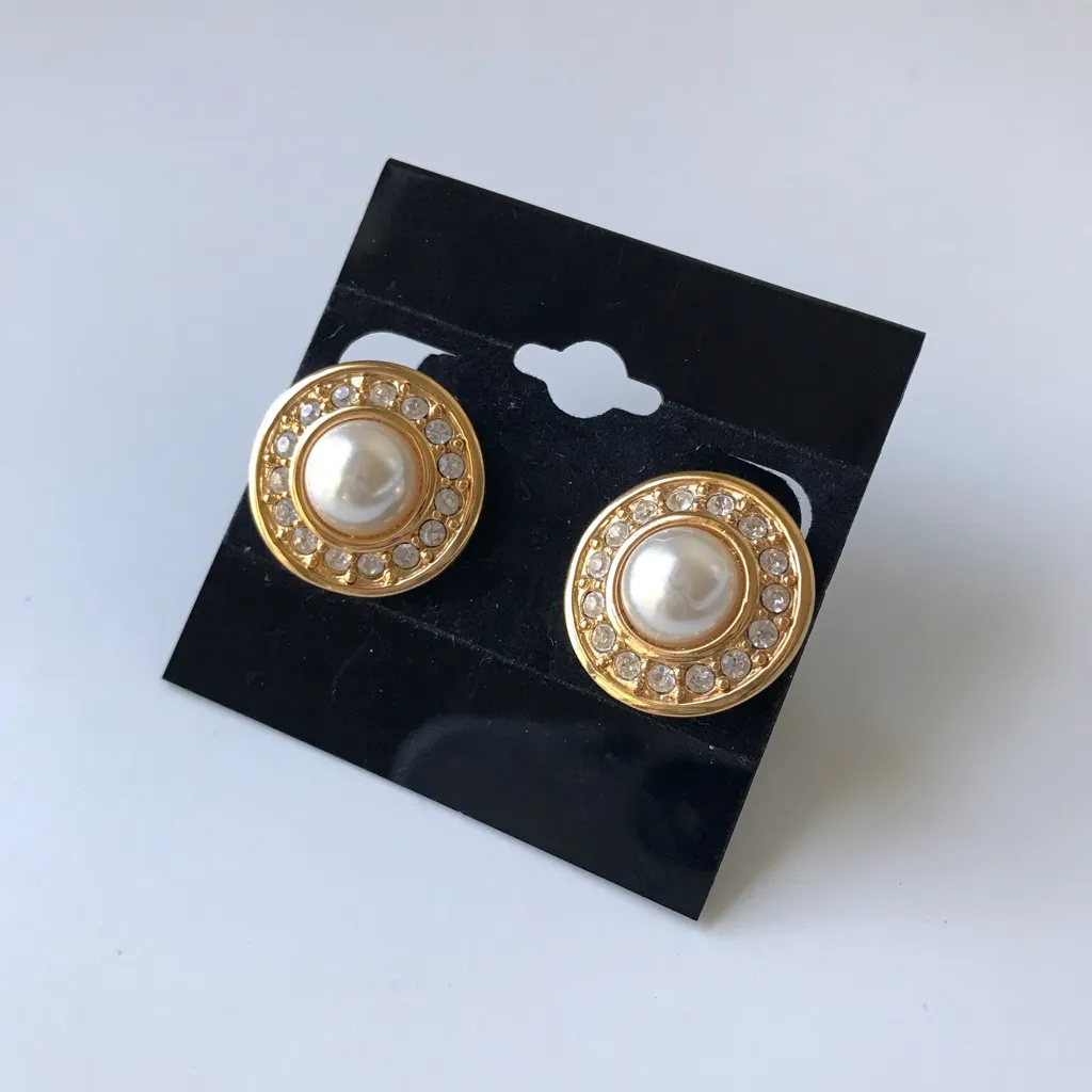 Vintage Gold Tone Round Faux Pearl Clip On Earrings - Image 9