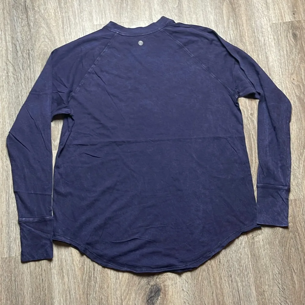 Zella Relaxed Mineral Washed Long Sleeve Shirt w/Thumb Holes - Image 9