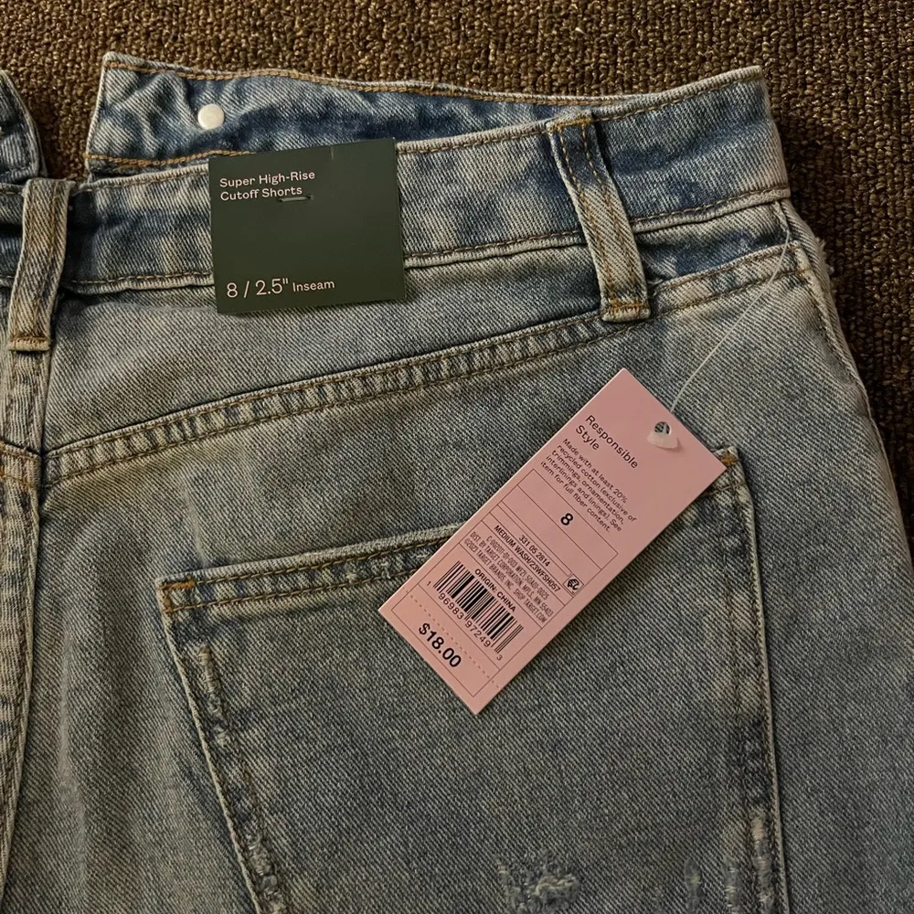 Universal Threads  high waisted Jean shorts 🩵 - Image 3