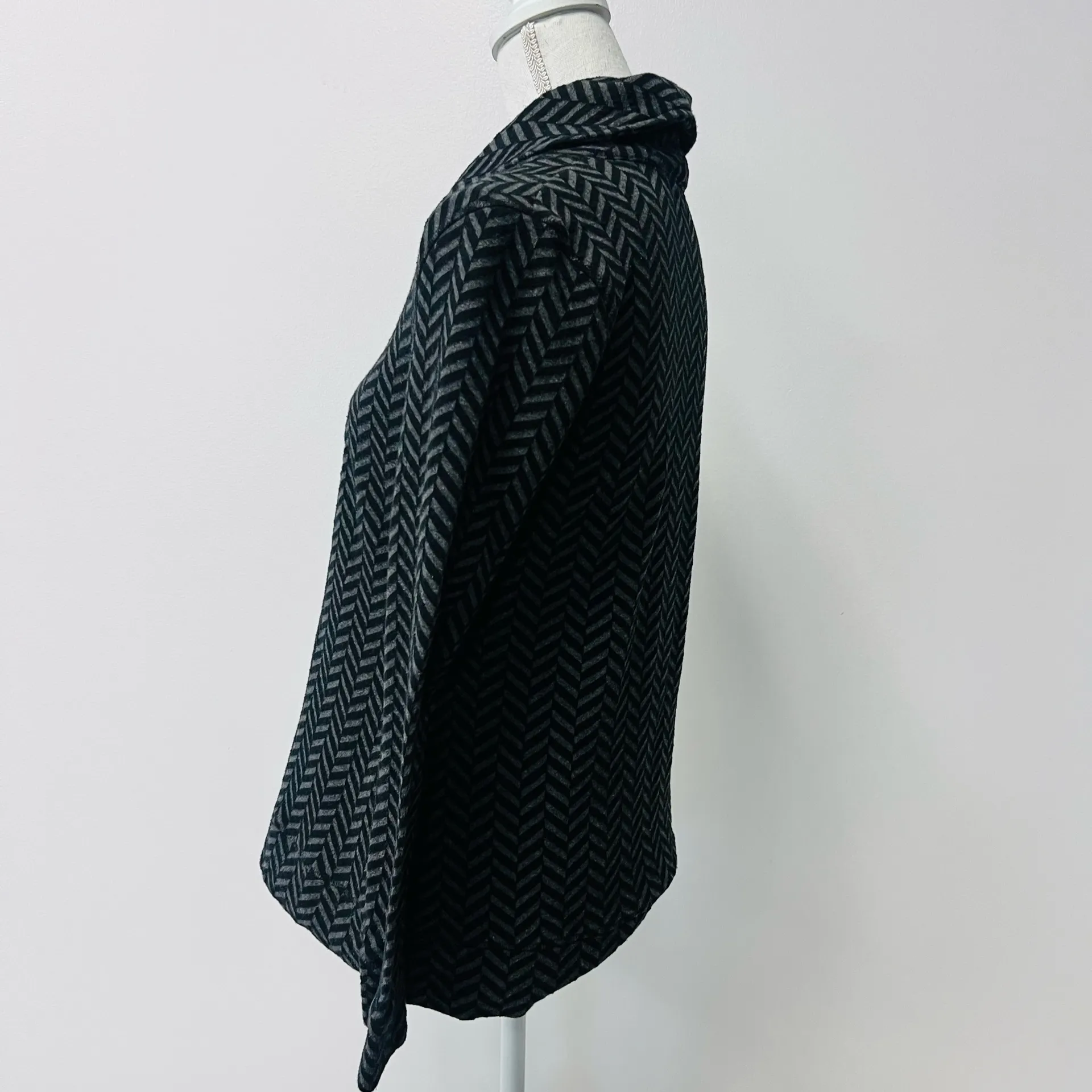 Women’s Croft & Barrows Long Sleeve Cowl Neck Chevron Black & Gray Blouse Small - Image 3