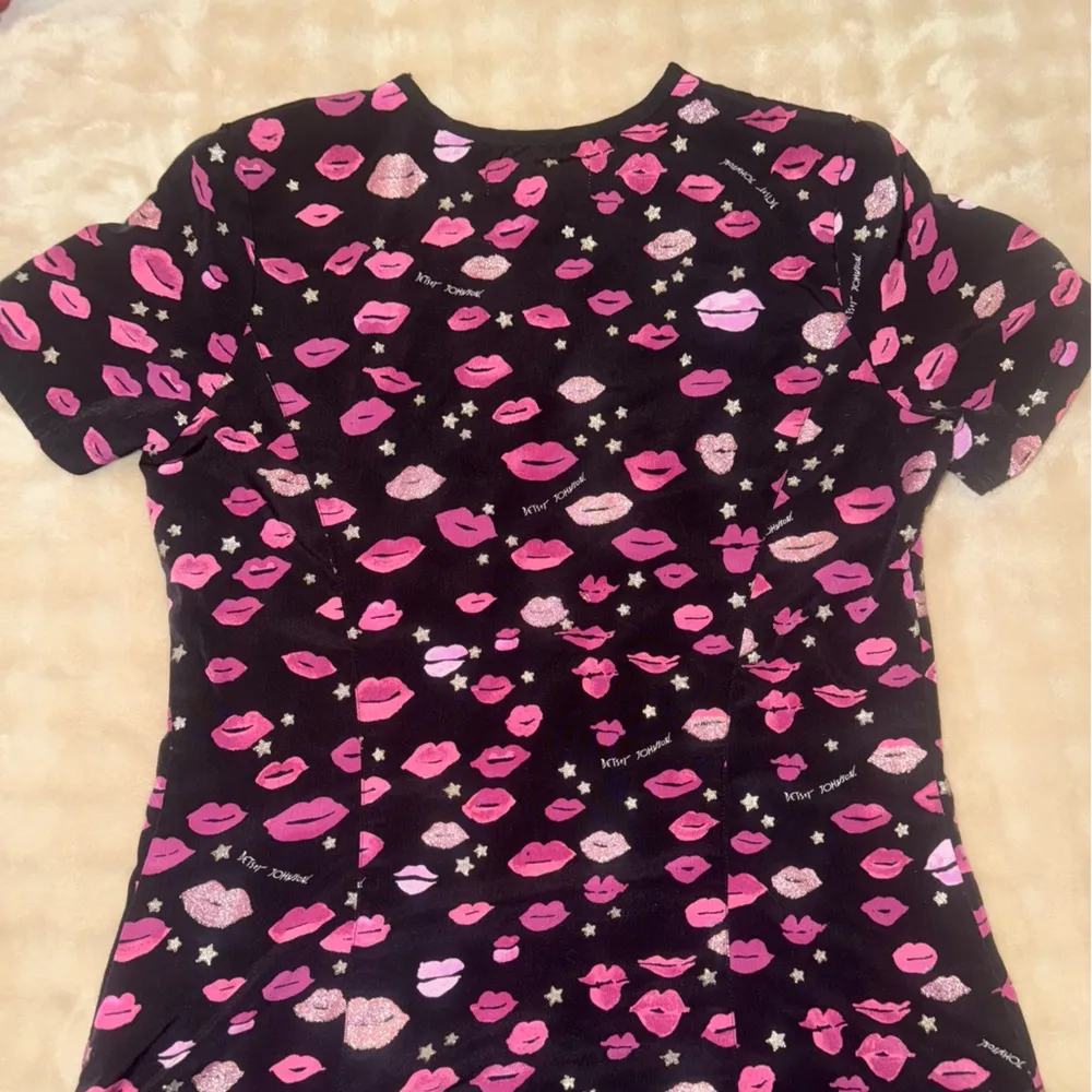 Betsey Johnson Scrub Top ft Pink Lip Print XS - Image 3