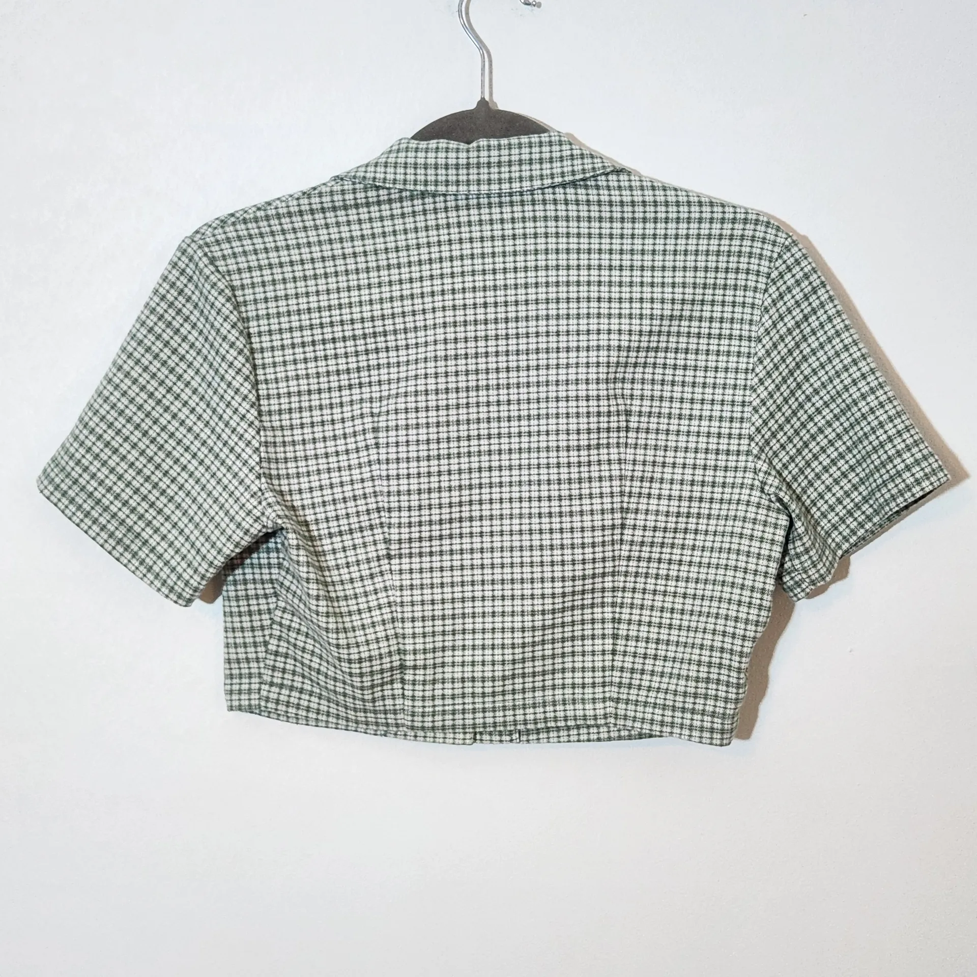 John Galt Green Plaid Cropped Button-Up Shirt One Size Green Plaid Crop Top - Image 5