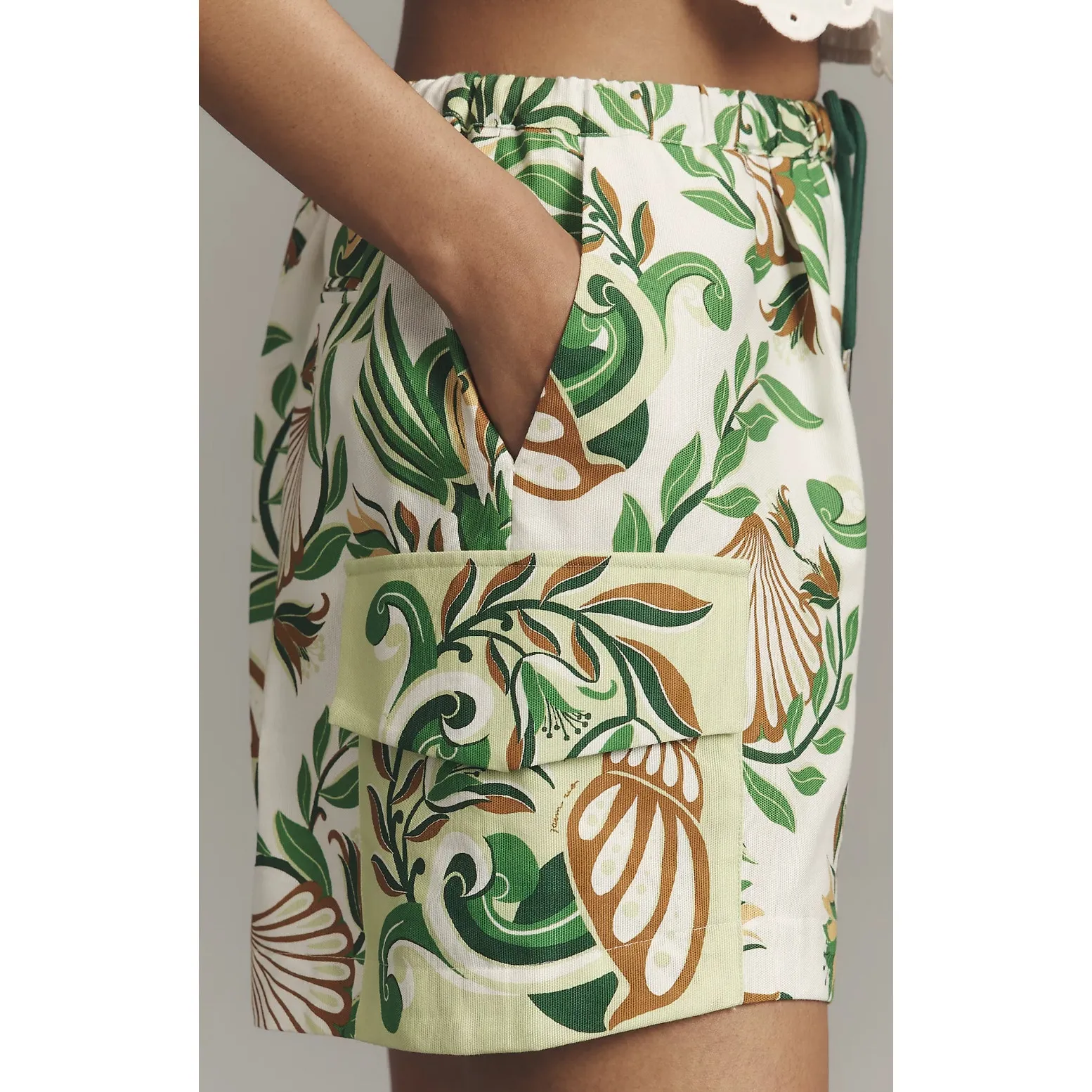 FARM RIO NWT Tie Front Green Printed Shells Cargo Shorts Size Medium - Image 2