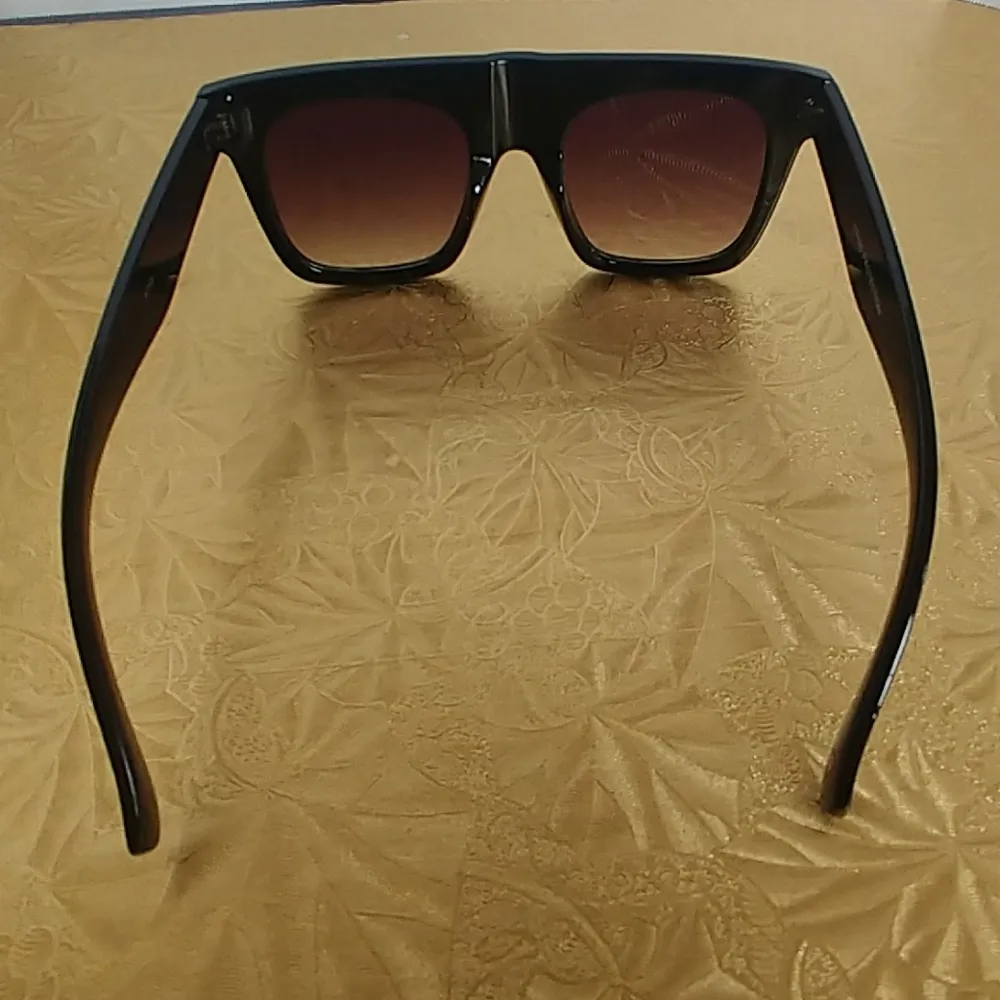 Trendy Oversize Flat Top Black Sunglasses - Image 3