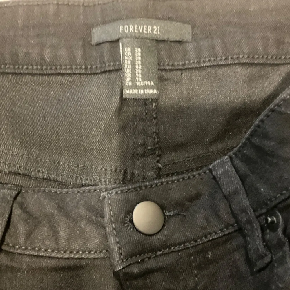 Forever 21 Cotton Blend Stretch 5-Pocket Black Denim Jeans Shorts Size 29 - Image 2