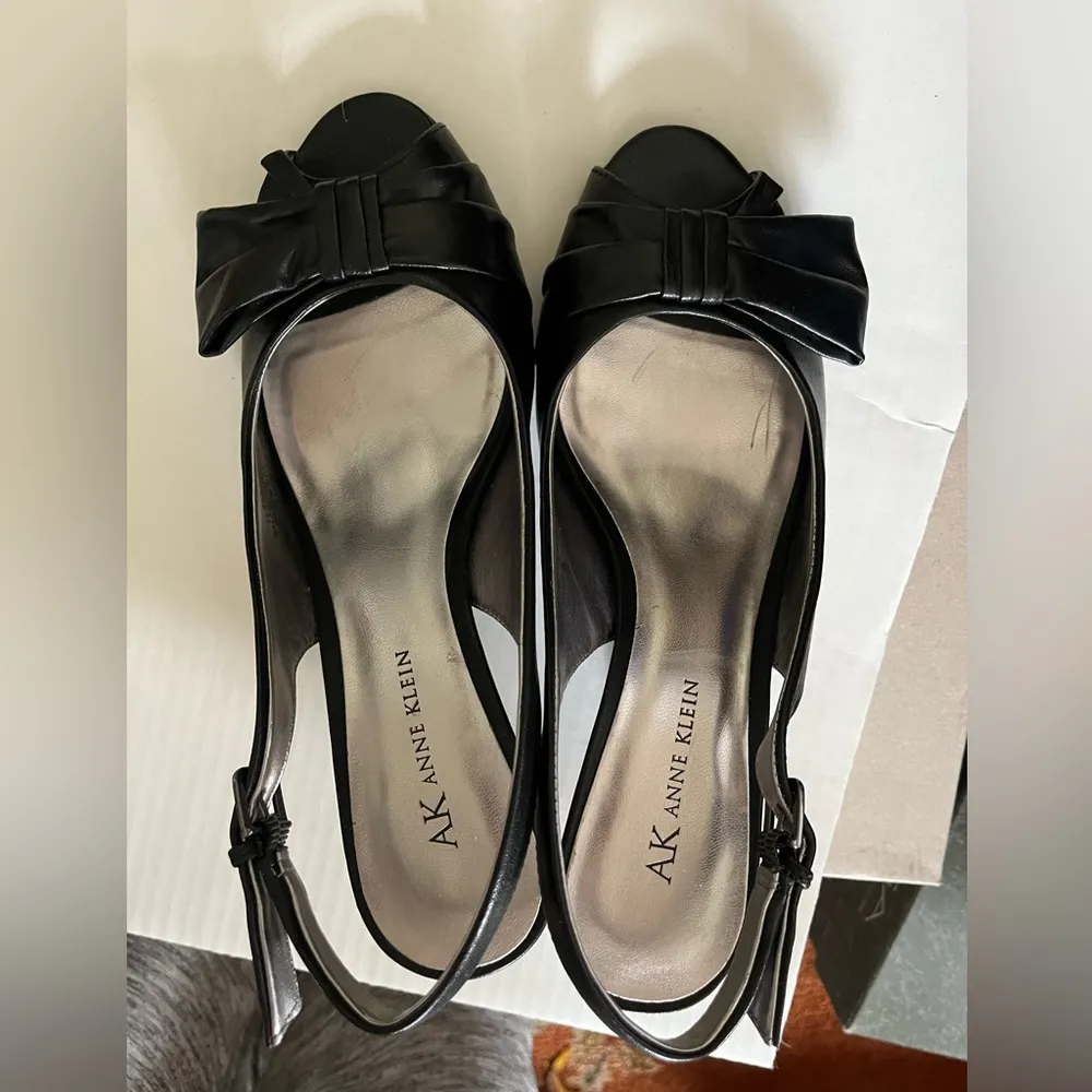 Anne Klein black leather bow heels - Image 4