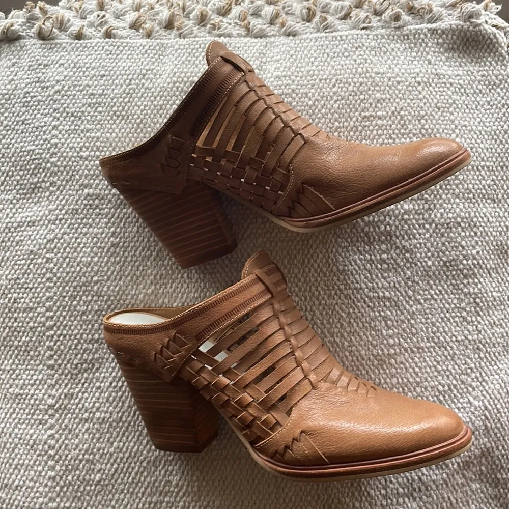 Dolce Vita ankle boots in SZ 6.5 - Image 2