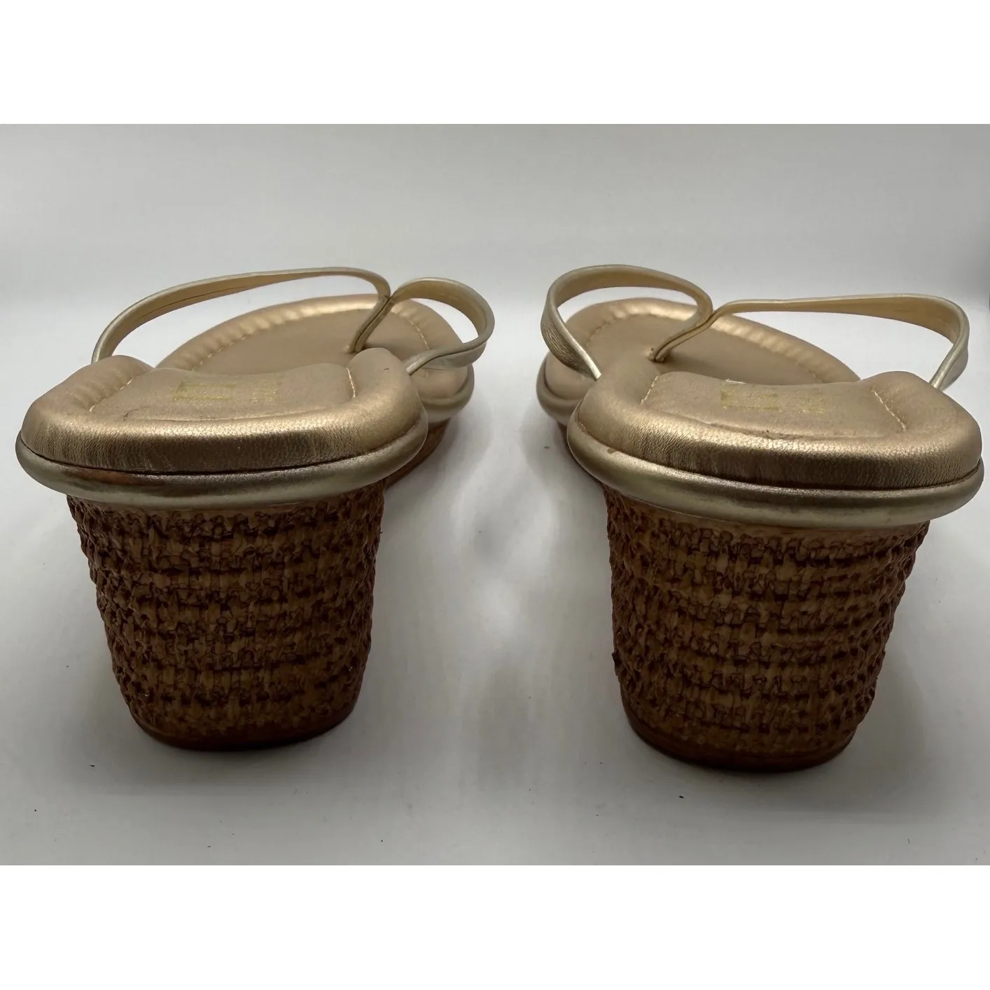 Italian Shoemaker Women 8 Gold Slip On Flip Flop Sandals Metallic Made in Italy - Image 5