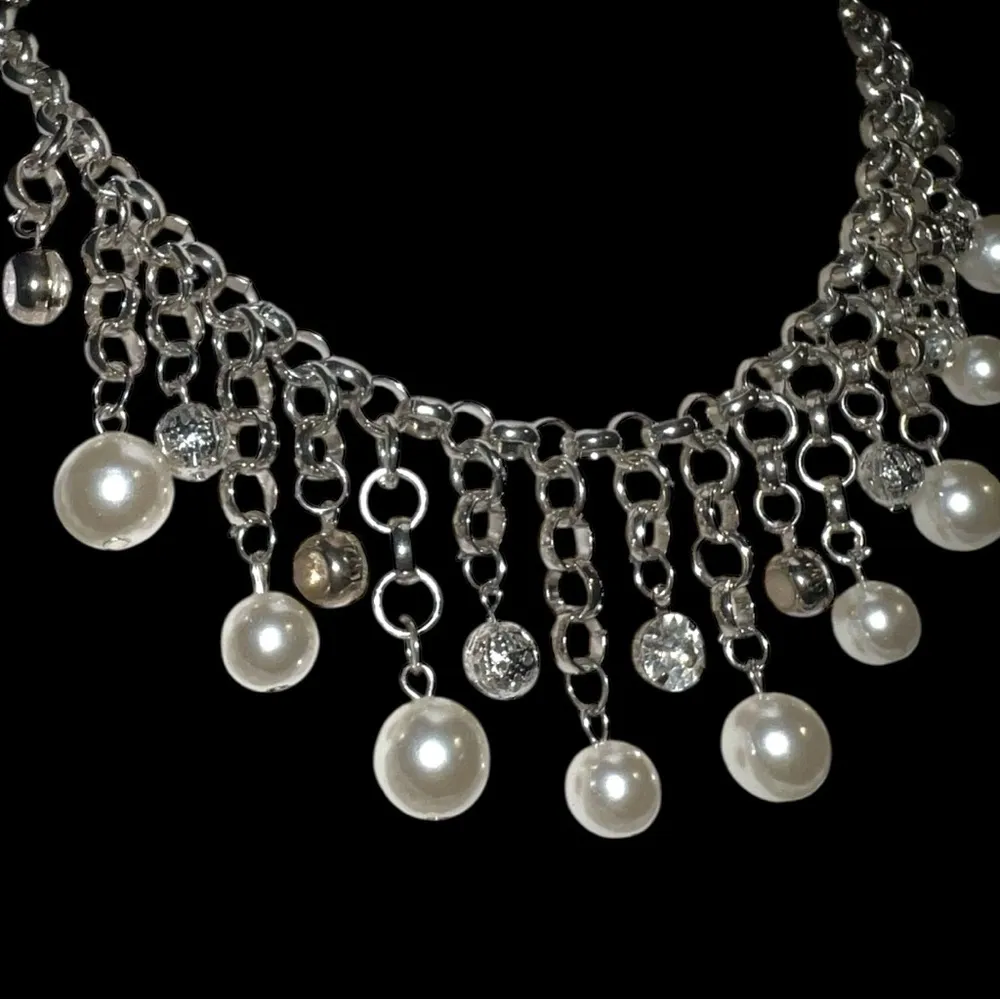 Elegant Pearl and Crystal Necklace Silver - Image 4