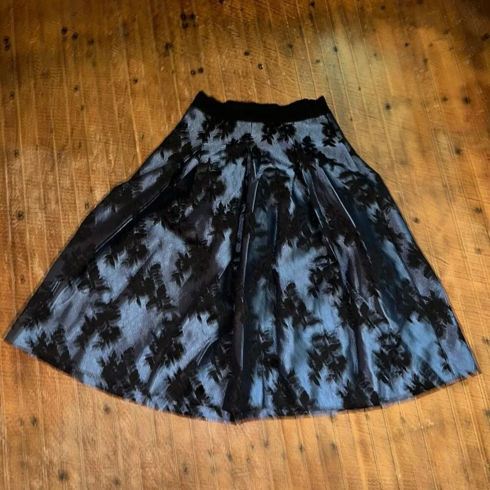 White House Black Market 6P elegant shimmery pleated skirt - Image 2