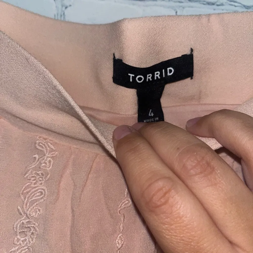 ✨Torrid Skirt Size 4 Pink Embroidered A-Line Lined Knee Length Elegant Womens - Image 3