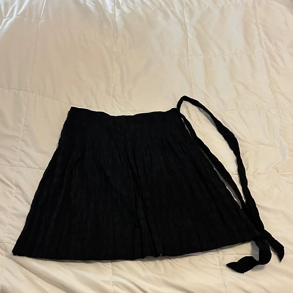 BCBGMaxAzria Elegant Black A-Line Skirt - Image 3