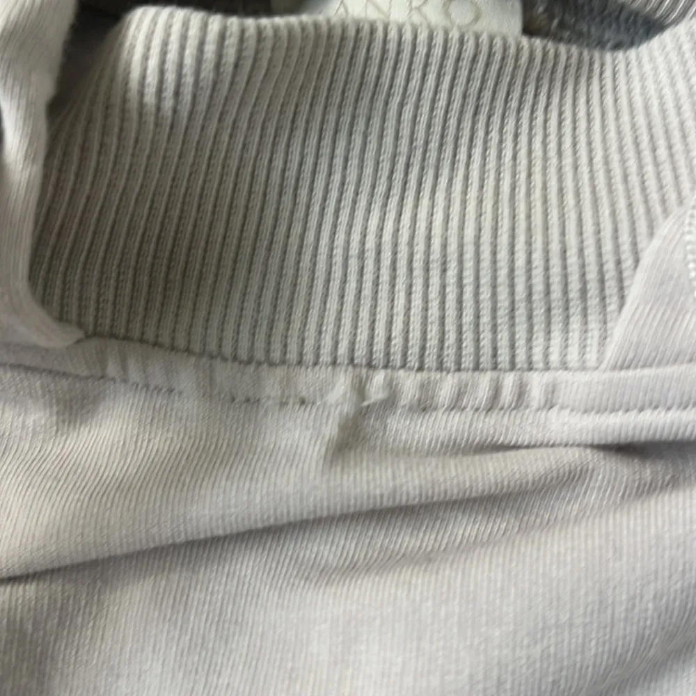 Hanro Pull Over Hoodie Size Medium - Image 3