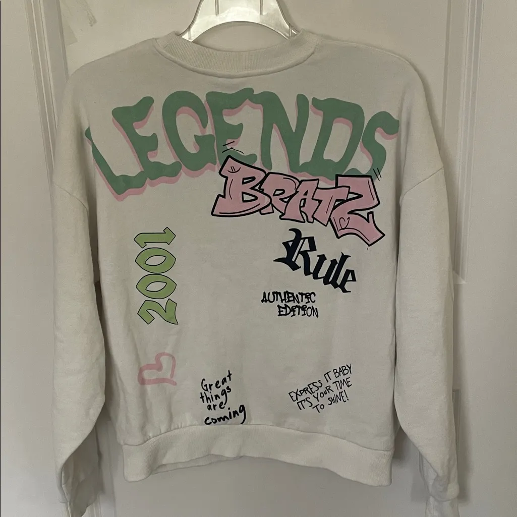 Bratz Legends Graffiti Sweatshirt Y2K Medium White - Image 2