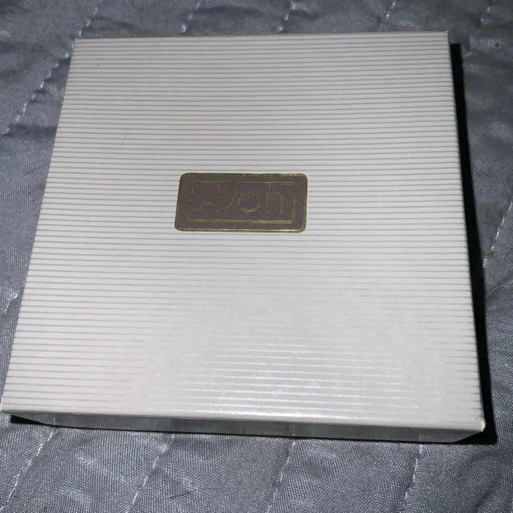 Avon Vintage Retro 1990’s 32” Gold Tone Autumn Leaves Pearl Accents Necklace - Image 5