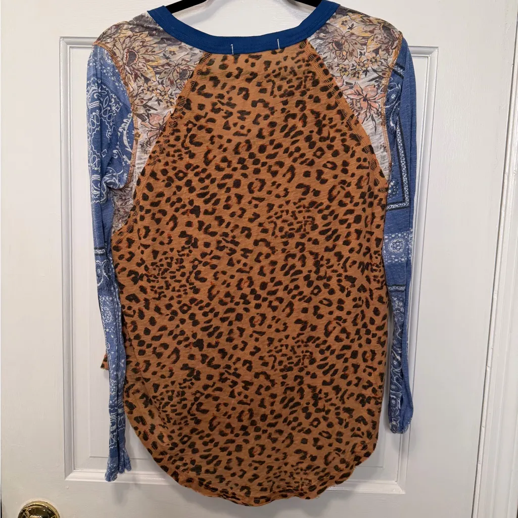 We The Free Leopard Paisley Boho Print V Neck Long Sleeve Top Size Medium - Image 6