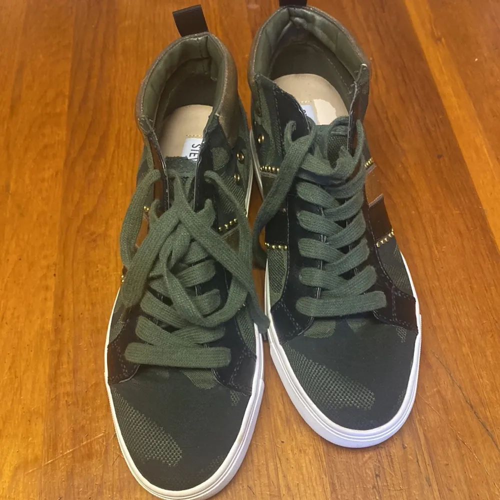 Green camo hightops by Steve Madden - Image 4
