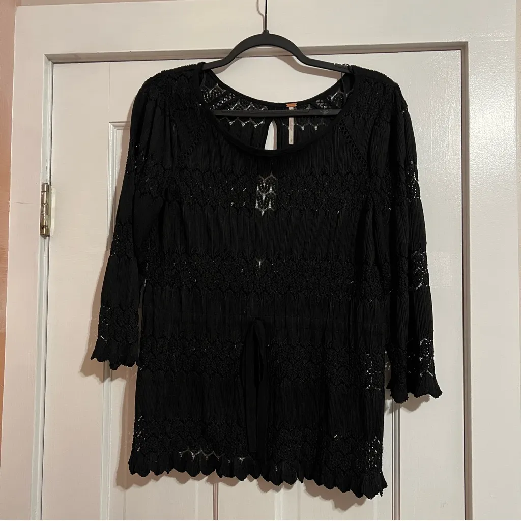 #176 FREE PEOPLE FIRE ISLAND BLACK CROCHET KNIT SCALLOP HEM BLOUSE SIZE LARGE - Image 3