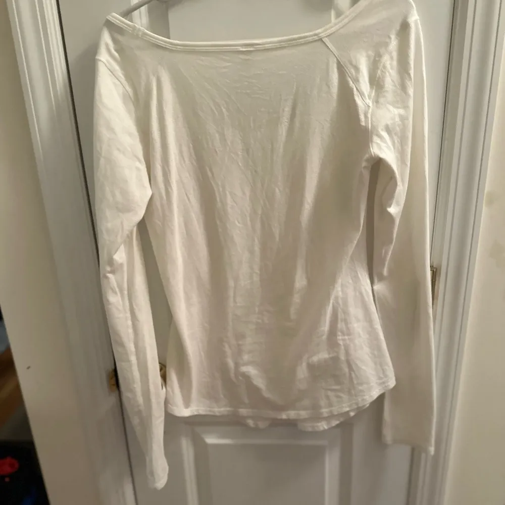LULULEMON LONG SLEEVE WHITE TEE SIZE 6 - Image 4