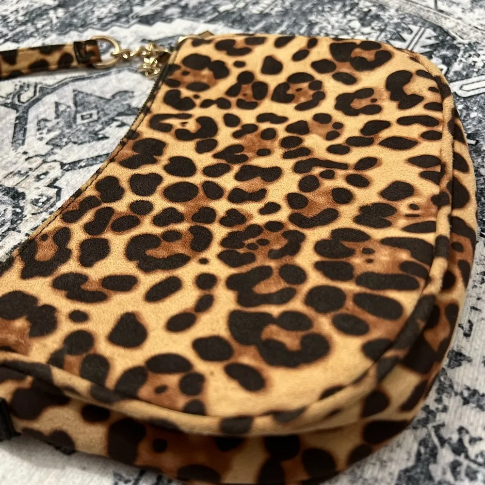 Brown & Tan Leopard Print Shoulder Bag with Gold Chain Strap - Image 4