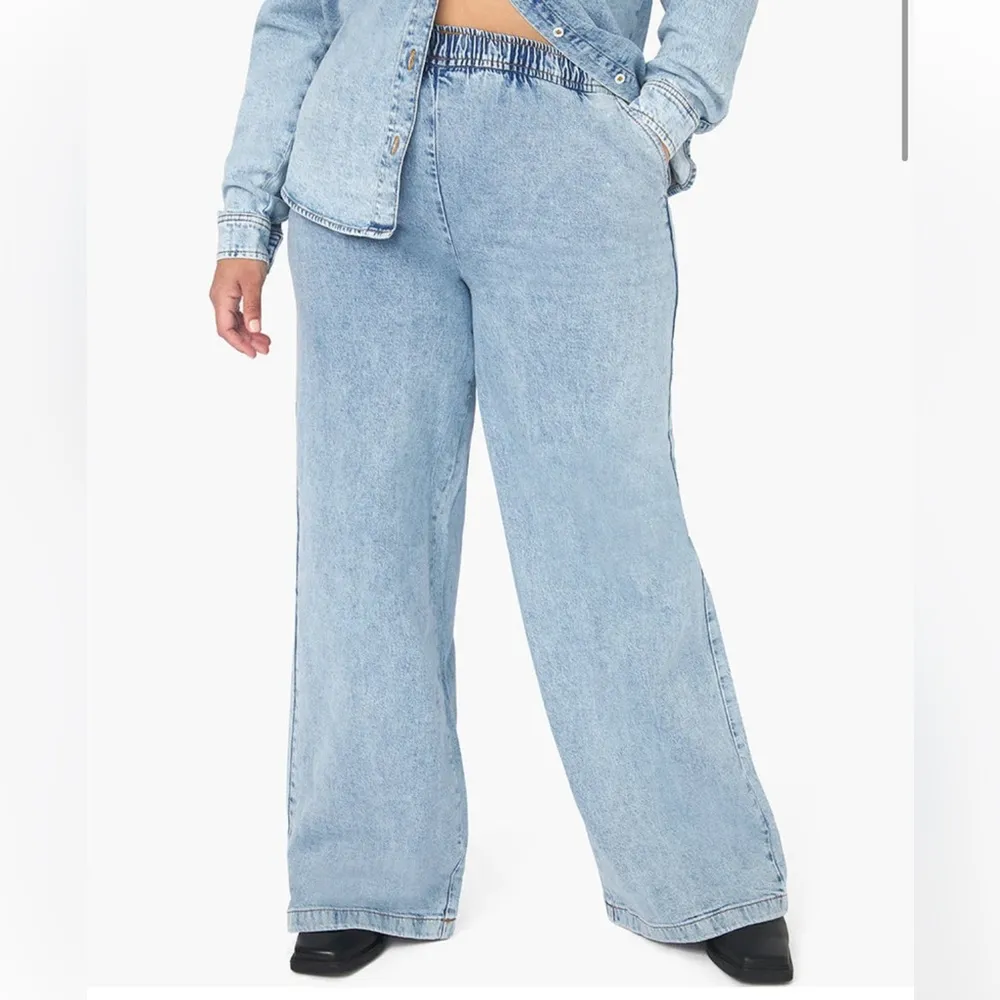 NWT WeWoreWhat Zia Straight Leg Jeans Pull on Elastic Waistband Light Wash Denim - Image 2