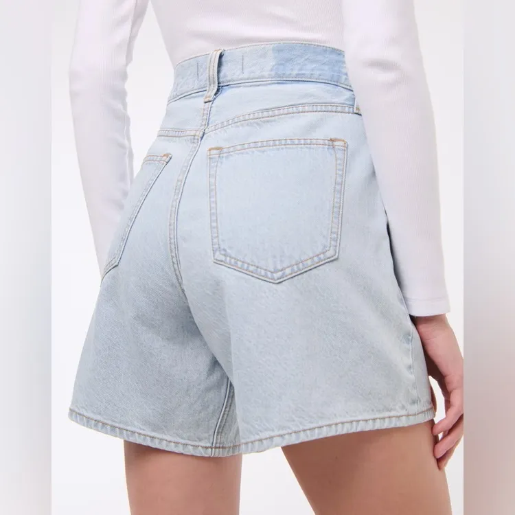 Abercrombie & Fitch A&F Mid Rise Loose Short in Light Wash Blue Denim Size 29 - Image 2