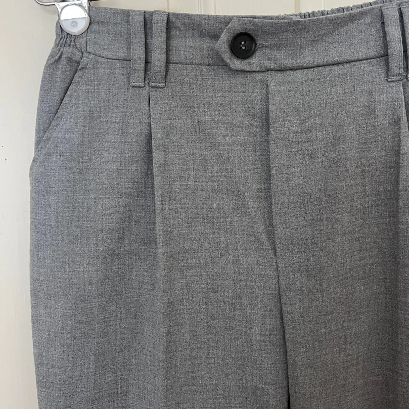 Bershka gray tailored pants with darts - size large - Image 2