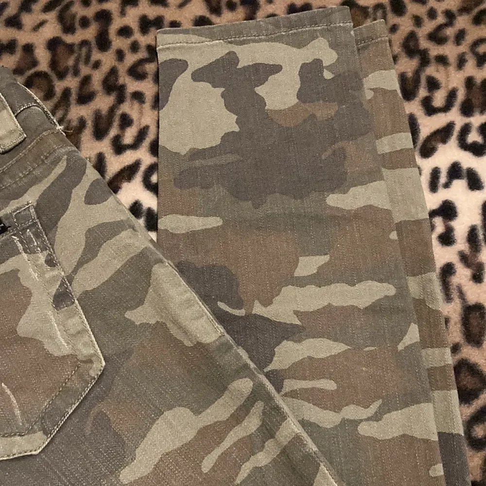 SEVEN 7 Jeans Women’s Size 8 Camouflage Skinny Jeans Distressed - Image 4