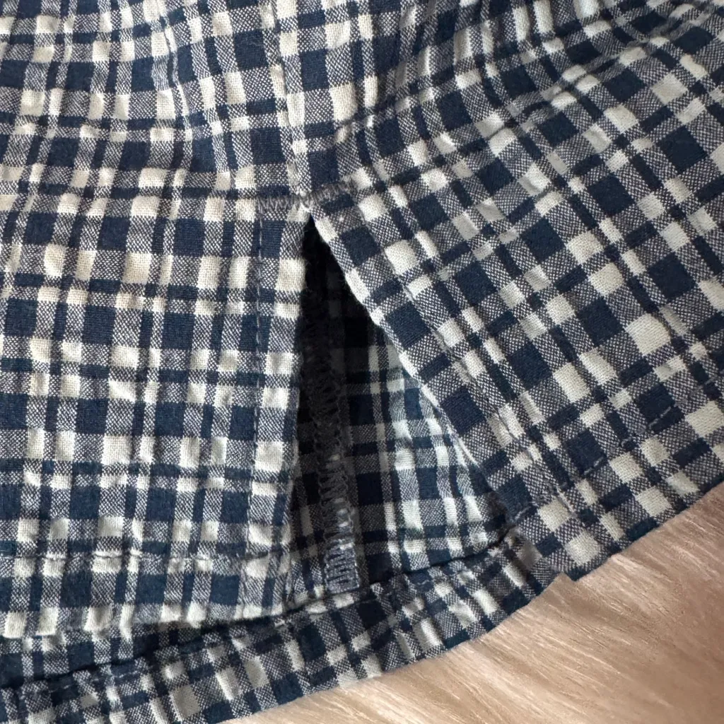 BDG  Checkered Navy and White textured Mini‎ Skirt size small side zip and slit - Image 7