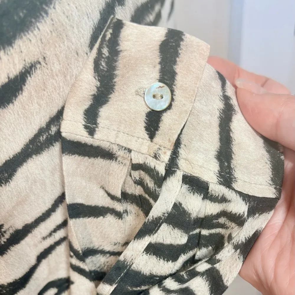 L'AGENCE Holly Tiger Print Button Down Shirt in Coconut Husk Sz Small🧡 - Image 6