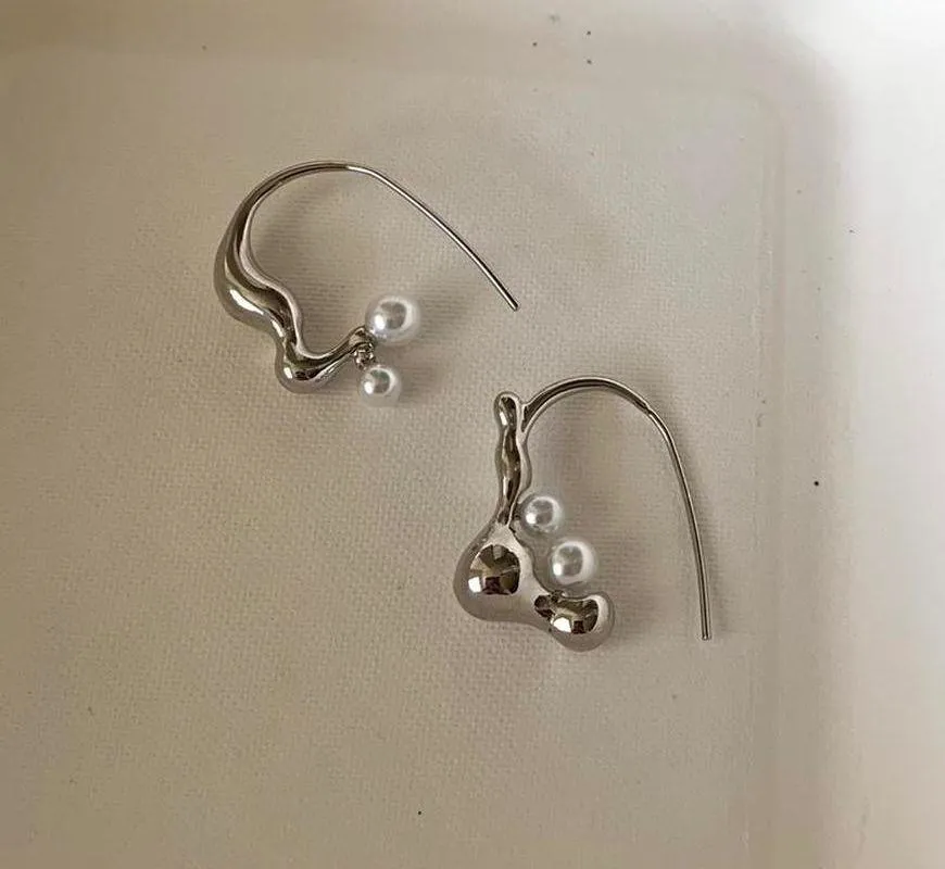 Irregular hoops earrings pearl hoops earrings silver hoop earrings minimalist design - Image 2