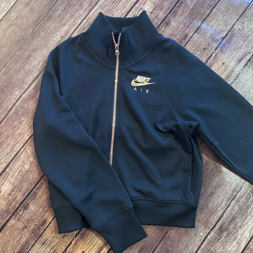 Nike 🖤  Air Mock-Neck Zip-Up CroppedJacket – Black/Rose Gold – XS - Image 2