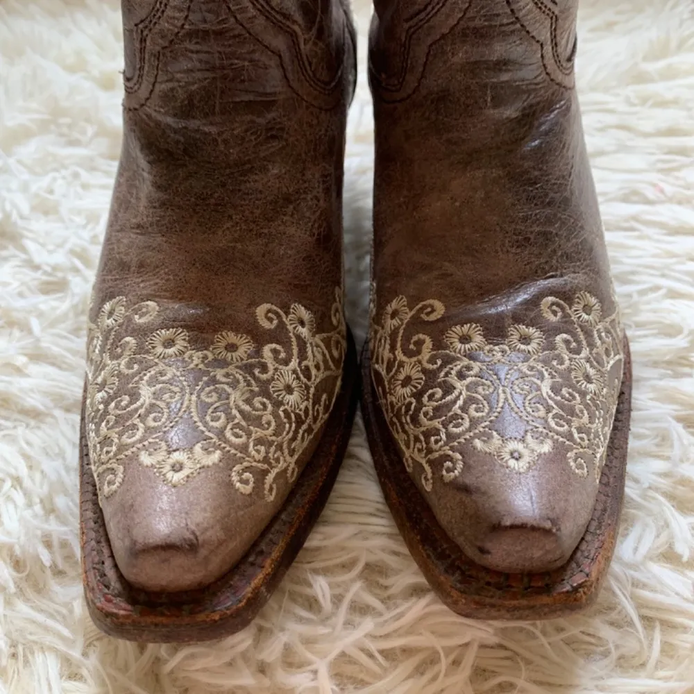 Brown Cowgirl Western Boots Floral White Flower Detail - Image 8