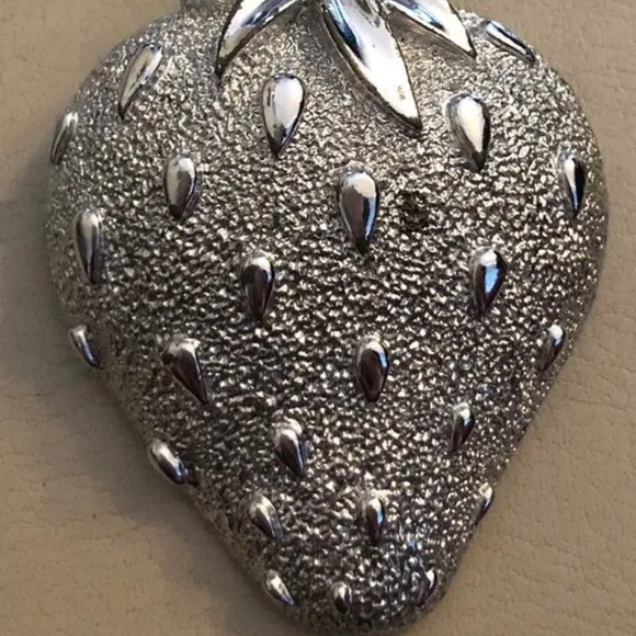 Vintage 1970s SARAH COV Silver Tone 🍓 Brooch - Image 2