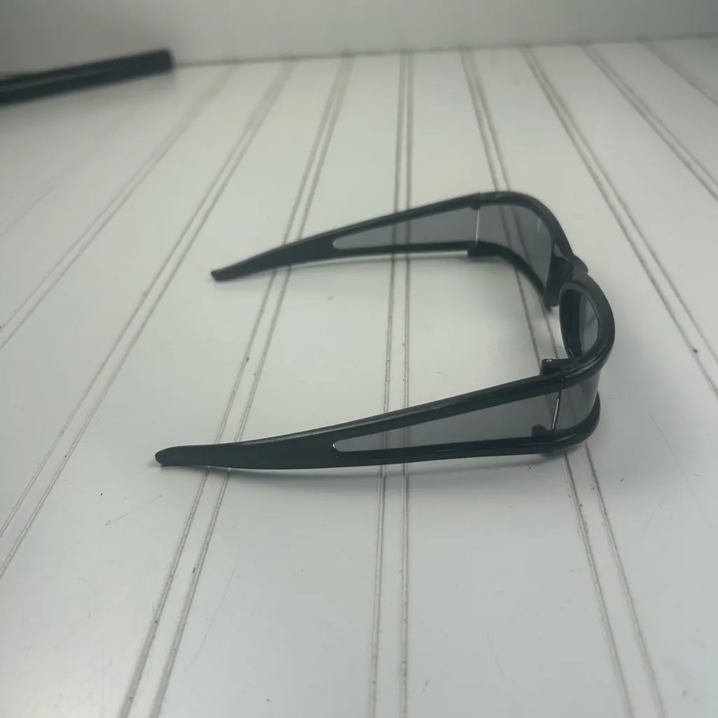 Black Rectangular Slim Frame Sunglasses Unisex Y2K Style - Image 3