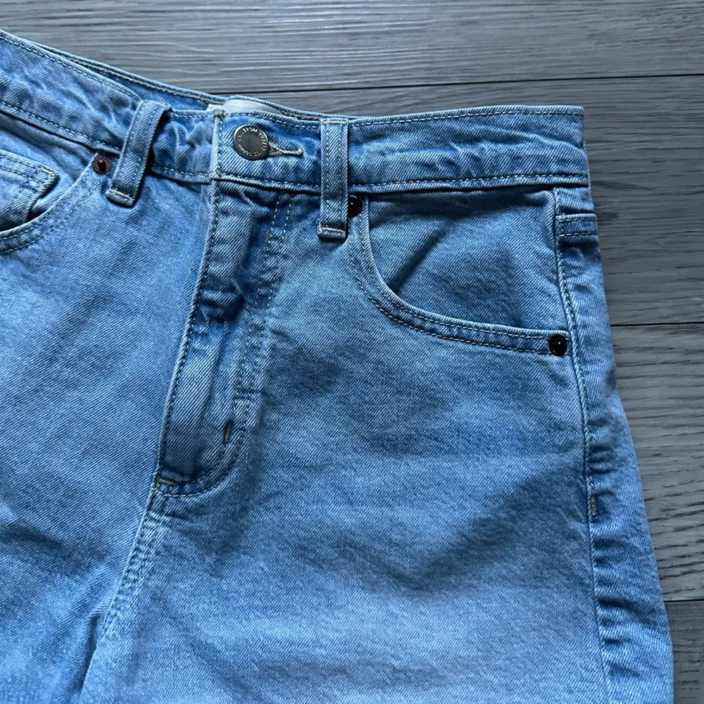 Universal threads 90’s high rise cut off denim shorts - Image 2