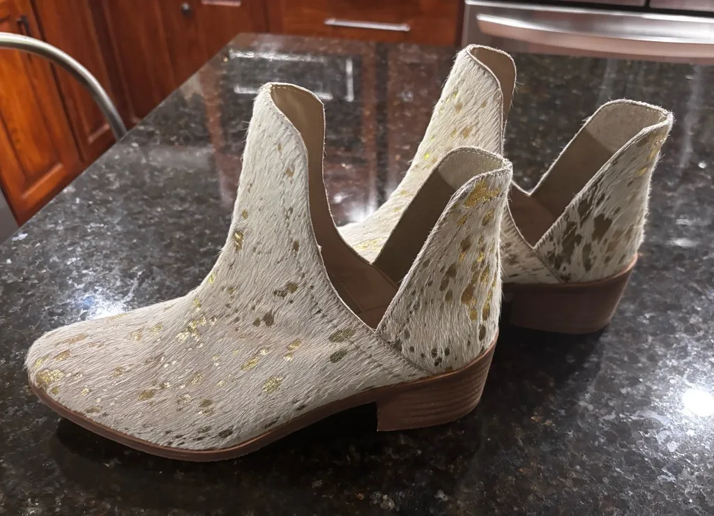 Coconuts By Matisse Women’s White Cow Hide With Gold Accents Ankle Boots Sz 7.5 - Image 1