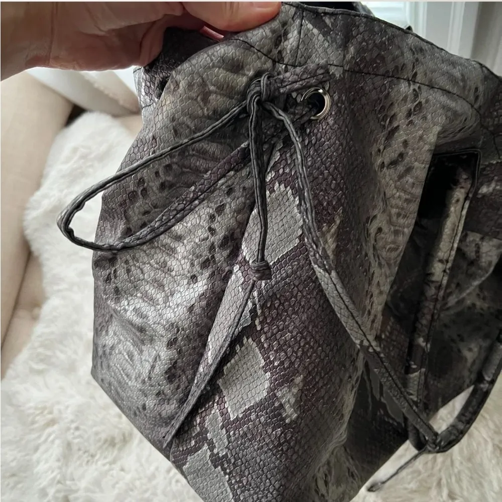 DSW  Grey Silver Python Snakeskin Print Large Drawstring Tote Bag EUC - Image 5