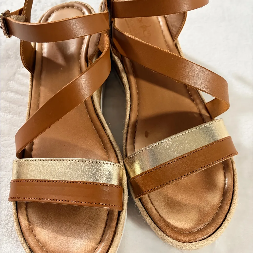 Coach and Four Tan and Gold Sandals Brown Size 7.5 - Image 2