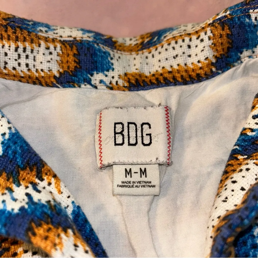 BDG Urban Outfitters Dylan geometric wave pattern short sleeve button up size M - Image 4