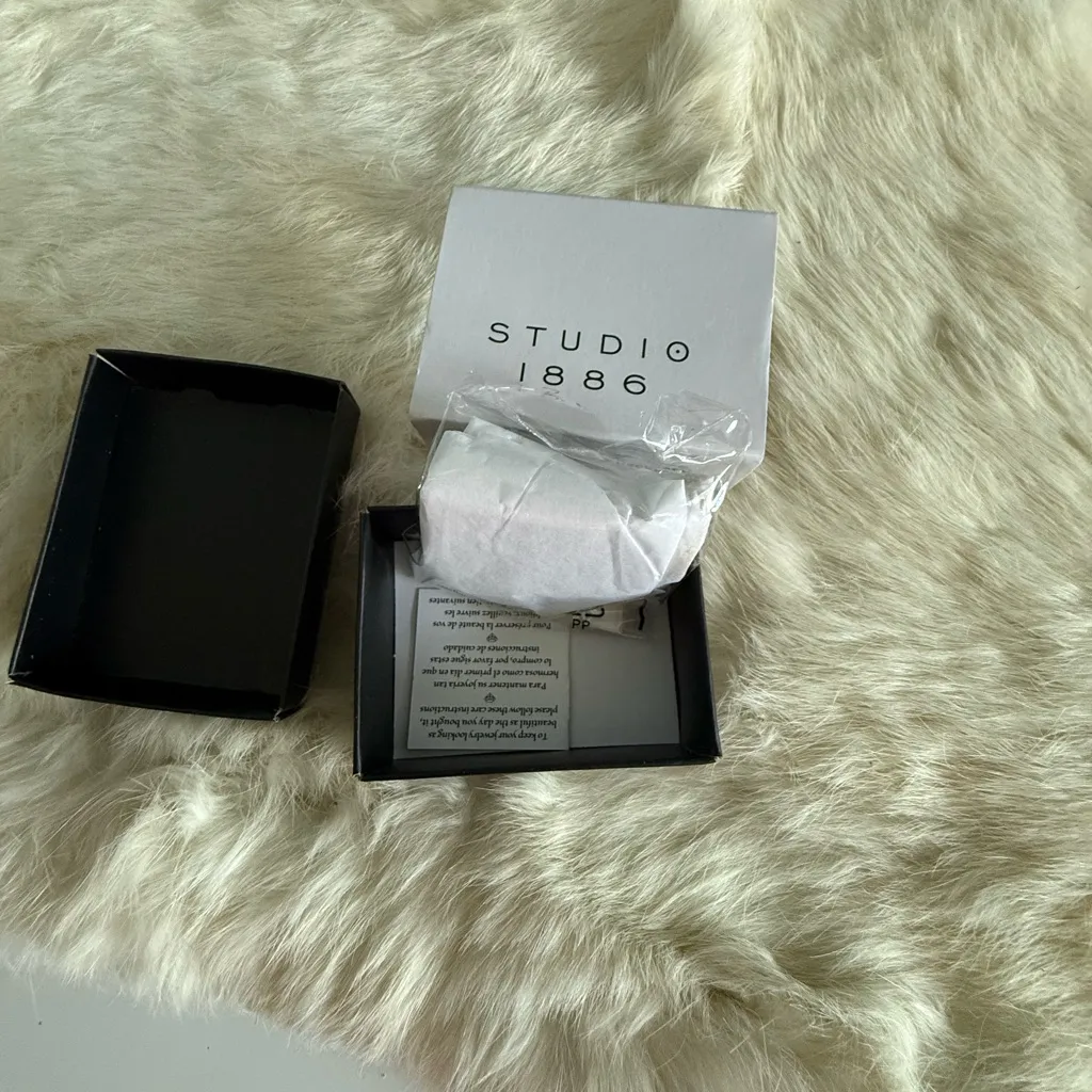 Avon Circle of Elegance Hematite Glass Stone Pendant Necklace Gold - Image 6